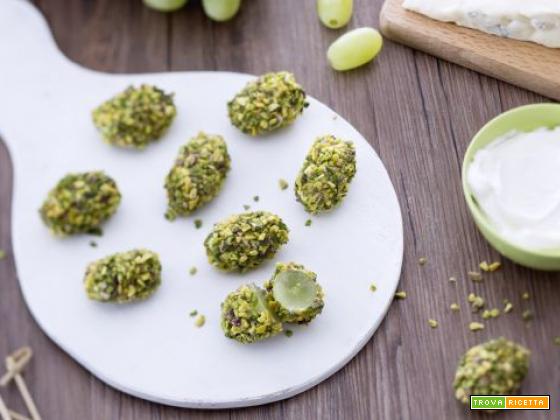 Bocconcini di uva al formaggio e pistacchi