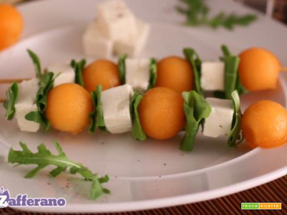 Spiedini di melone, feta e rucola