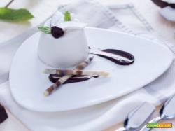 Panna cotta al cocco con salsa di cioccolato
