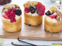 Panettoncini ripieni di panna, crema e frutta