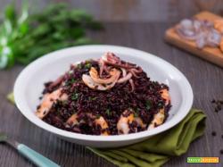 Riso venere con ciuffi di calamari e mazzancolle