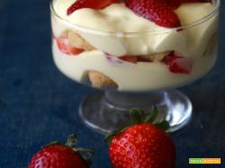 Tiramisù alle fragole, aromatizzato al kirsch, e tanti auguri a te!