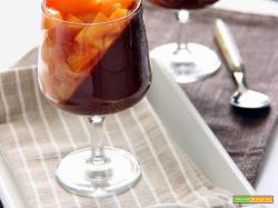 mousse al cioccolato e amaretti con pesche caramellate