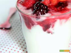 coppe di yogurt alle composte di frutta