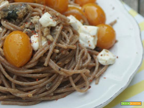 Spaghetti di farro piccanti con sardine e pomodorini datterini gialli