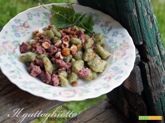 Gnocchetti verdi con salsiccia e nocciole del Piemonte