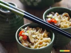 Zuppa di noodles con funghi porcini e guanciale