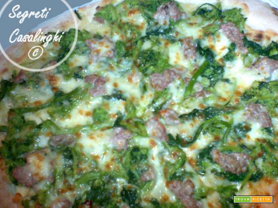 pizza con broccoli salsiccia e mozzarella