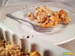 Crumble di albicocche e gocce di cioccolata