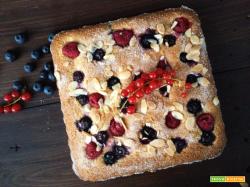 Torta all'olio di oliva e frutti di bosco