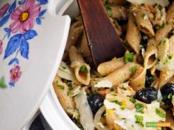 Insalata di pasta integrale con tonno, olive e scaglie di parmigiano
