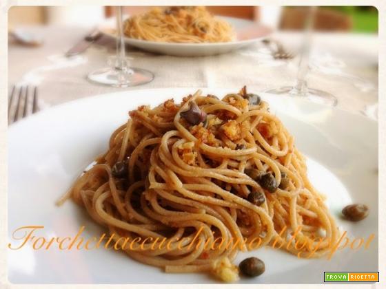 Spaghetti Hansel e Gretel, ovvero con acciughe, capperi e briciole dipane croccanti