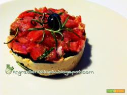 Hummus al cumino con zucchine grigliate e pomodori marinati