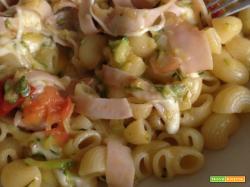 Pasta con tacchino, zucchine e mozzarella – Ricetta