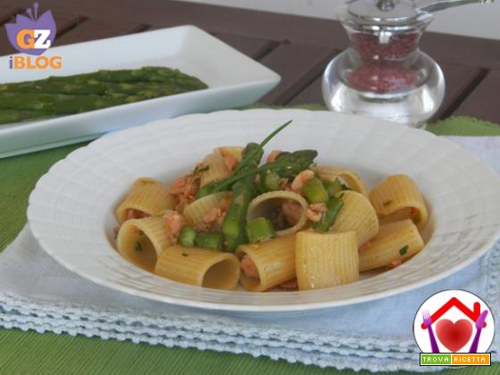 Pasta con asparagi e salmone