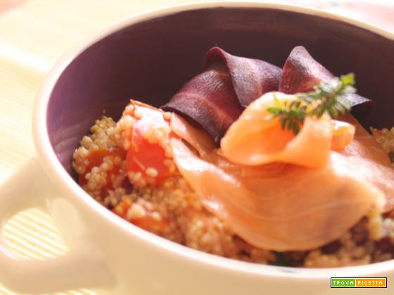 Insalata di quinoa salmone e carote viola