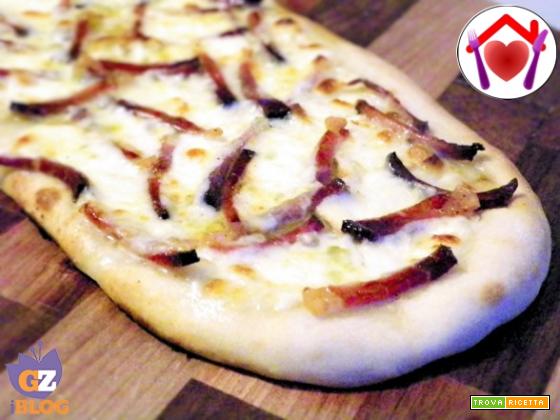 Pizza con scamorza affumicata e speck