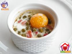 Cocotte di piselli e uova