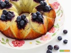 ciambella al limone, semi di papavero e mirtilli