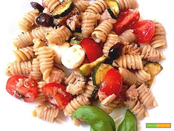 Ricetta estiva: pasta fredda con zucchine, mozzarella, pomodorini tonno e olive