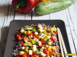 Insalata di riso vegan con verdure e tofu affumicato
