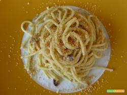 Spaghetti con acciughe e pangrattato