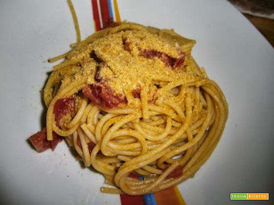 Spaghetti con pomodori, acciughe e pane croccante