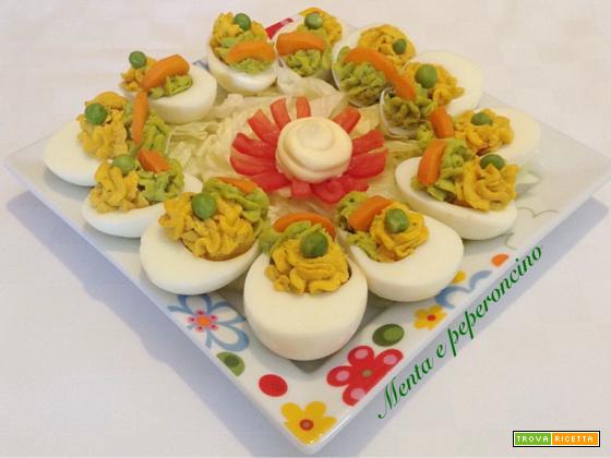 Uova sode farcite con piselli e carote
