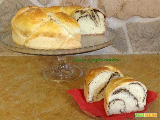Treccia di pane con olive e pinoli