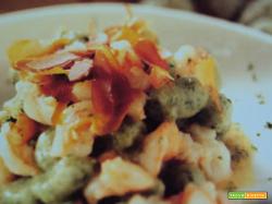 Gnocchetti verdi con gamberi e bottarga