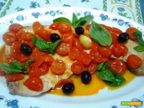 salmone con pomodorini e olive