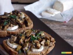 Crostoni con funghi porcini e formaggio di capra