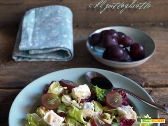 Insalata con uva, gorgonzola e frutta secca