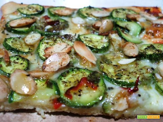 Pizza bianca con zucchine marinate e mandorle