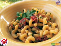 Pasta con pomodori secchi e capperi