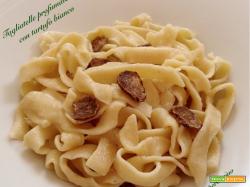 Tagliatelle profumate con tartufo bianco