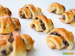 Mini croissant con nutella e gocce di cioccolato