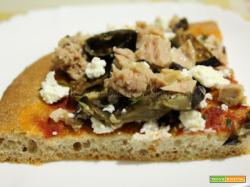Pizza semintegrale con melanzana, tonno e quartirolo, al profumo di timo