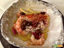Cartoccio di pesce e gamberoni alla mediterranea