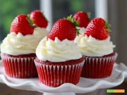 Cupcakes rossi con crema alla ricotta e fragole
