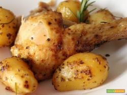 Pollo al forno con patate e profumo di rosmarino