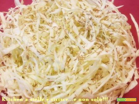 Insalata di Cavolo con Semi di Finocchietto di Gloria KitchenUSA