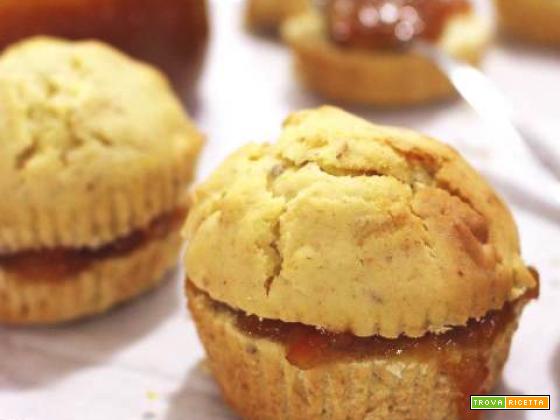 Muffin con farina di farro integrale, succo di arancia e mandorle