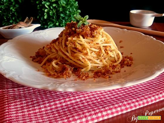 Spaghetti alla mollica e acciughe ( spaghetti alla mullicata)