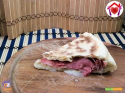 Focaccia in padella con gorgonzola e salame