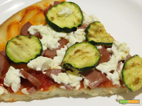 Pizza con zucchine, quartirolo, wurstel e lievito madre
