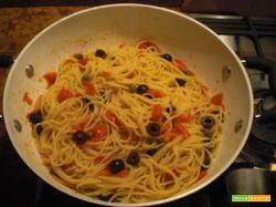 Spaghetti al pomodoro con olive nere e capperi