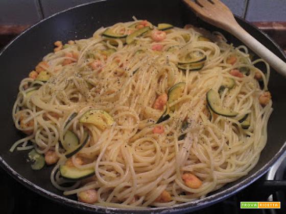 Spaghetti gamberetti e zucchine con zafferano