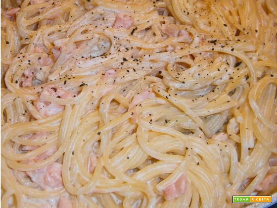 Spaghetti con panna, salmone e sale nero