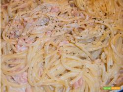 Spaghetti con panna, salmone e sale nero